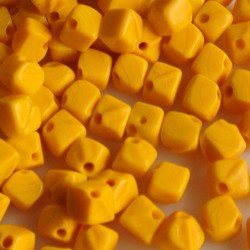 Glaskraaltje angular 5x5mm. Yellow. 100 pieces for.
