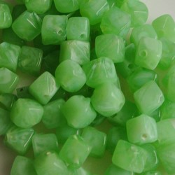 Glaskraaltje hoekig 5x5mm. Opal Green. Per 100 stuks voor.