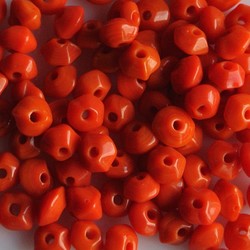 Glaskraaltje rondelle hoekig 5x2mm. Oranje. Per 100 stuks voor.