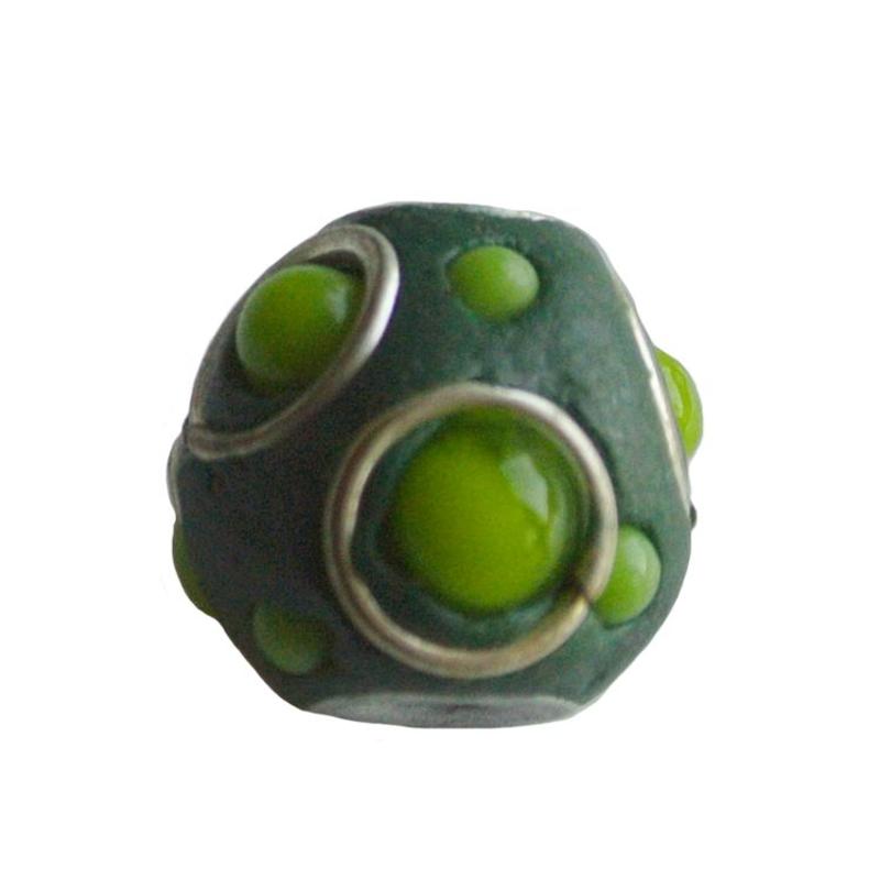 Kashmiribead. 15mm. Groen met groot gat.