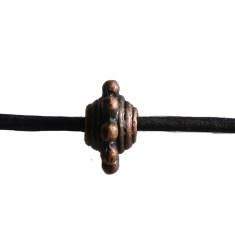 Metalen kraal bewerkt. 5x10mm. Groot rijggat 3mm Roodkoperkleurig.