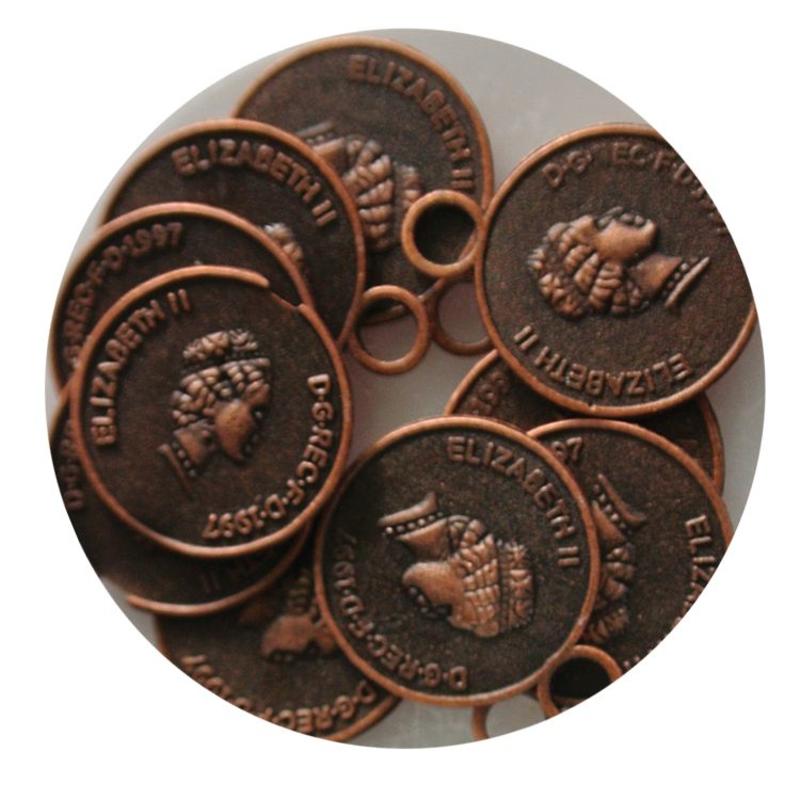 Münzen-Charme 14x17mm. Kupfer rot gefärbt.