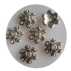 Kraalkapje met bolletjes 10mm. Zilverkleurig