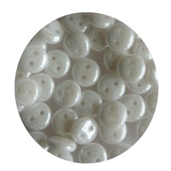 Czech mates lentils 2 hole wit parelmoer 50 stuks voor