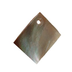 Hangertje hoekig gemaakt van schelp 20mm.