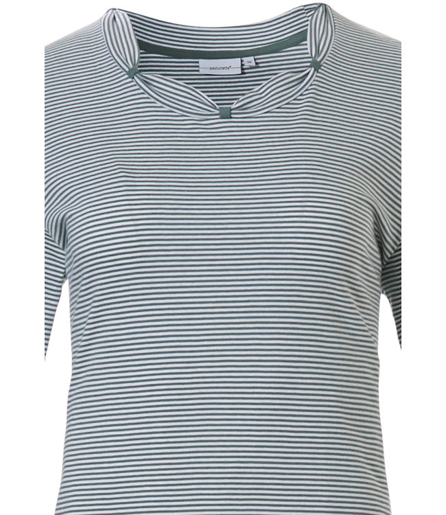saliegroene katoenen dames pyjama 'fine stripes & pretty neckline'