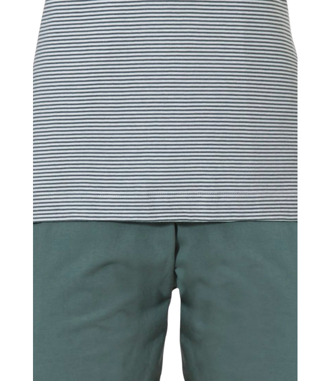 saliegroene katoenen dames pyjama 'fine stripes & pretty neckline'