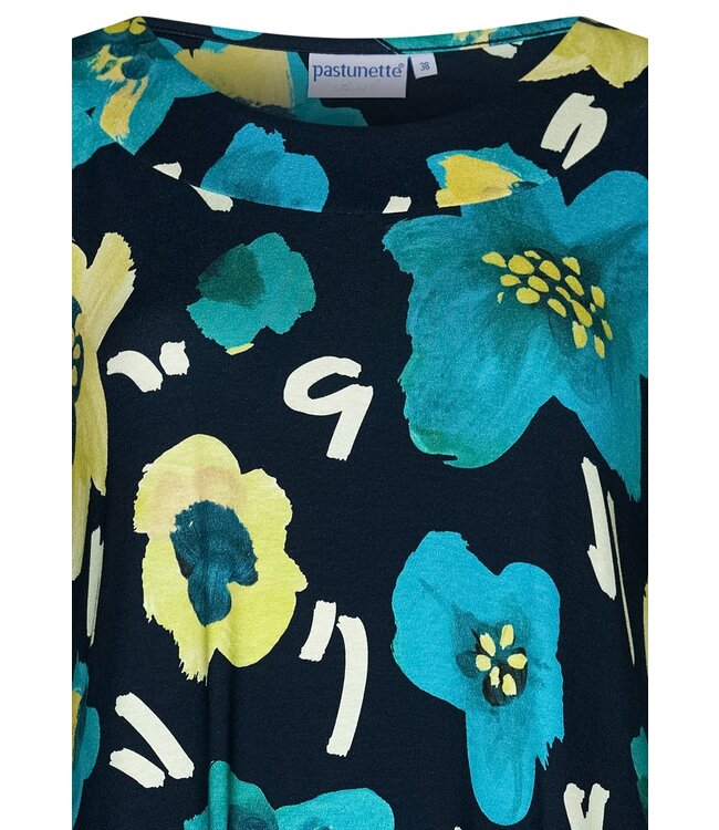 blauwe strandjurk met korte mouwen en bloemen 'floral blue blooms'