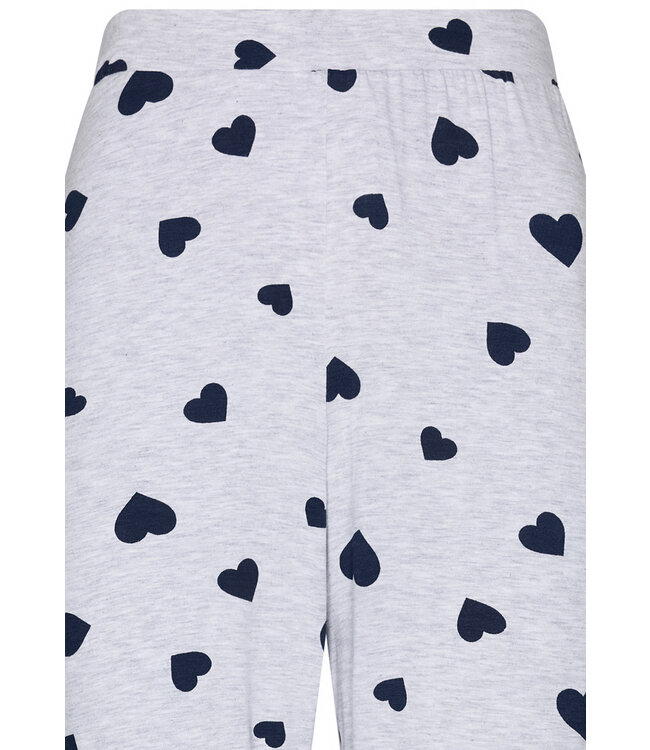 Lichtgrijs melee pyjama met lange mouwen en kangoeroezak 'lots of lovehearts'
