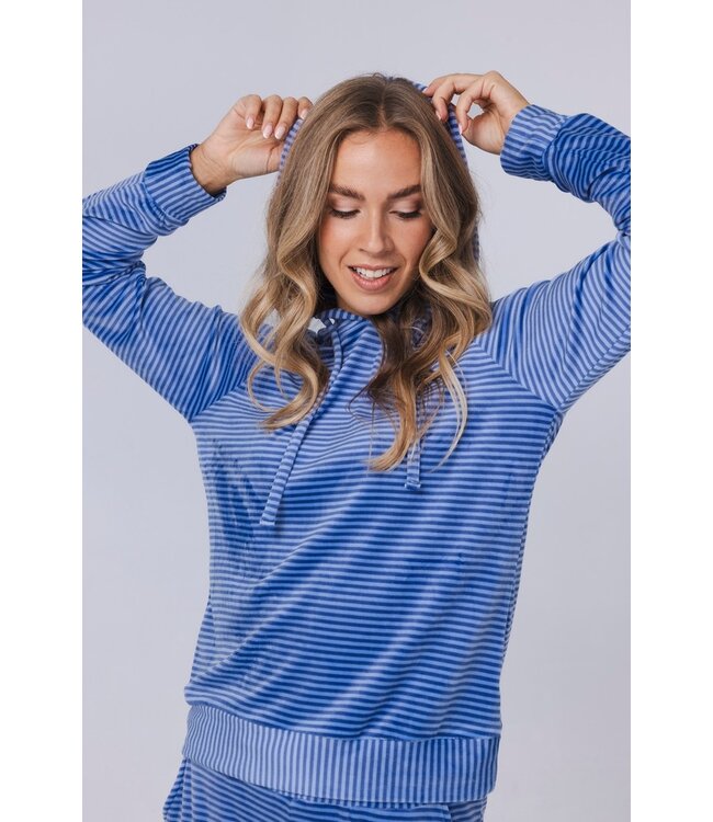 Velours lounge-huispak met capuchon 'cool blue stripes'