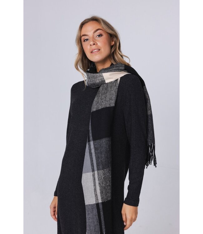 warm, one size dark grey scarf with tassels 'fashion blocks'