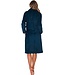 Warme fleece, blauwe ochtendjas met knoopsluiting ‘embossed weaves’