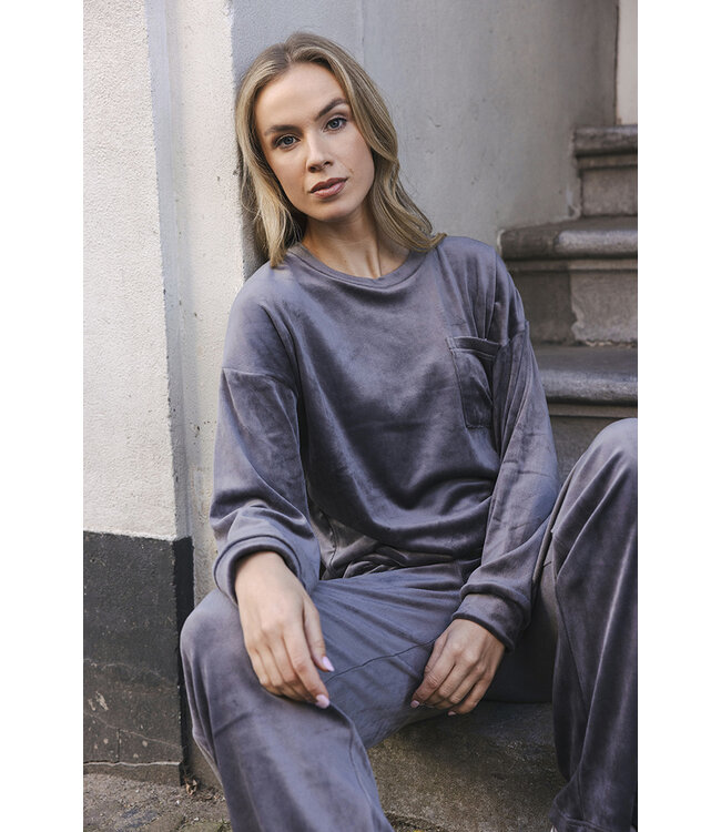 Donkergrijze fleece pyjama met borstzakje Fabulously Chic