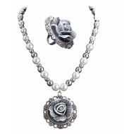Karnevalsaccessoires: Perle-kette und Ring mit Rose Karnevalsaccessoires: Perle-kette und Ring mit Rose