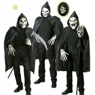 Maske: Schädel mit Mantel und Kragen Maske: Schädel mit Mantel und Kragen