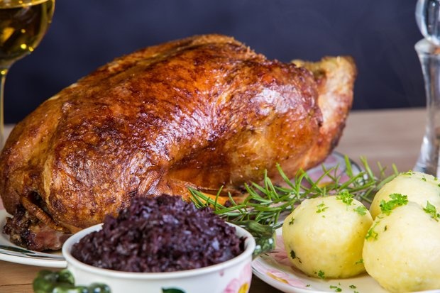 Weihnachtsgans fertig gebraten mit Beilagen