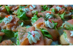 CANAPES MIT FORELLENFILET