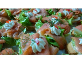 CANAPES MIT FORELLENFILET