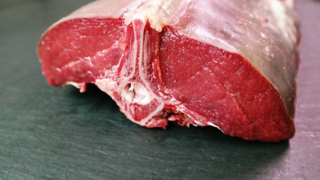 PREMIUM HIRSCHRÜCKEN MIT KNOCHEN AUS DER RHÖN