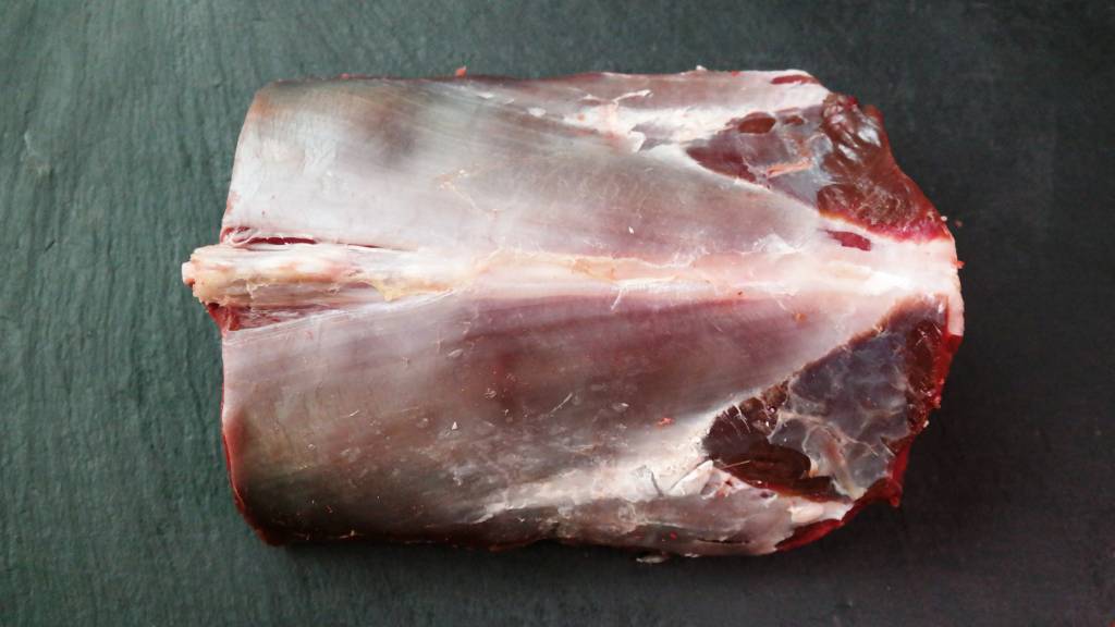 HIRSCHRÜCKEN MIT KNOCHEN