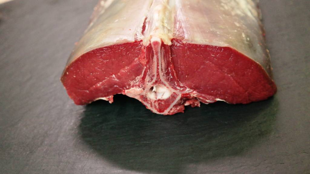 PREMIUM HIRSCHRÜCKEN MIT KNOCHEN AUS DER RHÖN