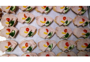 CANAPES MIT SCHWEINEBRATEN
