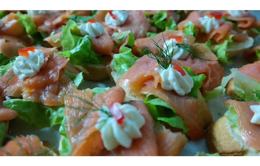 CANAPES MIT NORWEGISCHEM RÄUCHERLACHS