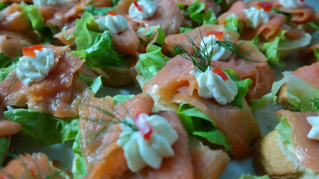 Canapes mit norwegischem Räucherlachs