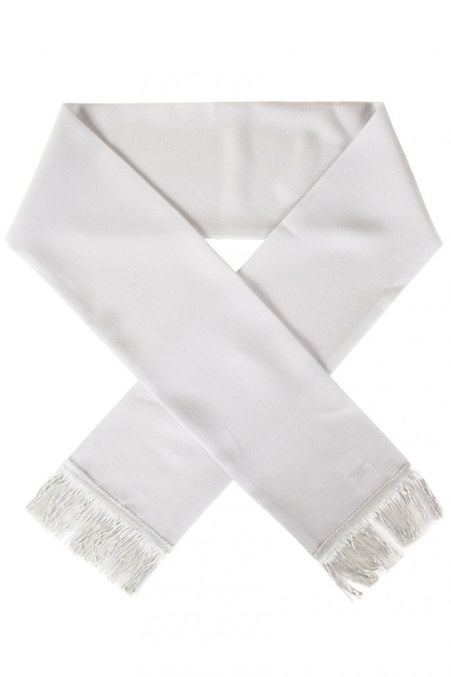 Witte sjaal als feestkleding accessoire