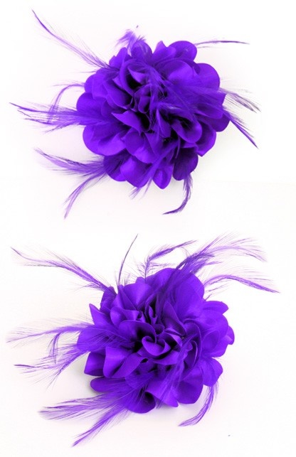 Mooie haarclip met paarse zijden bloem en veertjes