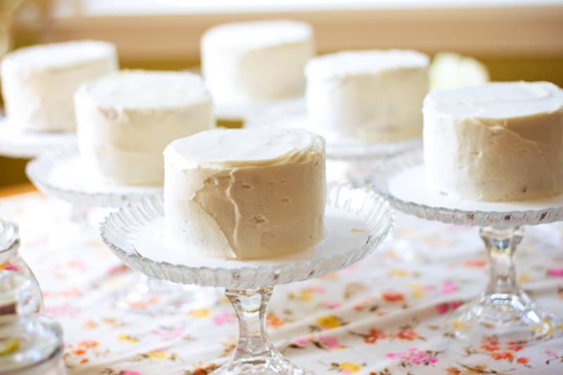 De witte taart in haar kleurrijkste vorm