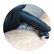 THALASSO SCRUB â EXFOLI eRENDE LICHAAMSSCRUB MET ZEEZOUT EN OLI eN