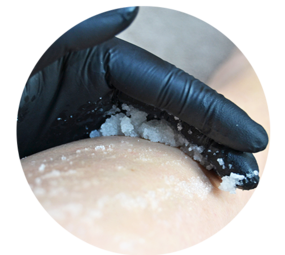 Holiday Elastique Thalasso Scrub – Exfoliërende Lichaamsscrub met Zeezout en Oliën Holiday Elastique Thalasso Scrub – Exfoliërende Lichaamsscrub met Zeezout en Oliën