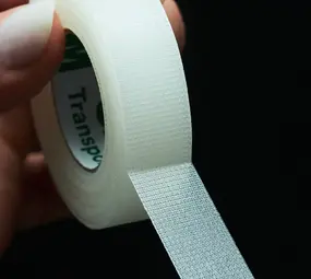 Noble Lashes Geperforeerde Tape – Noble Lashes 12,5 mm × 9,14 m Noble Lashes Geperforeerde Tape – Noble Lashes 12,5 mm × 9,14 m