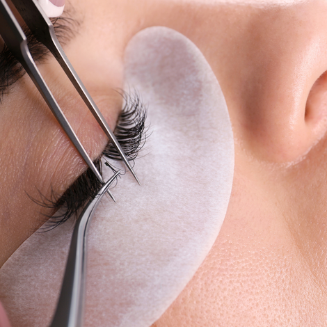 Lash extension lijm: wat zit erin en hoe werk je veilig in de salon?