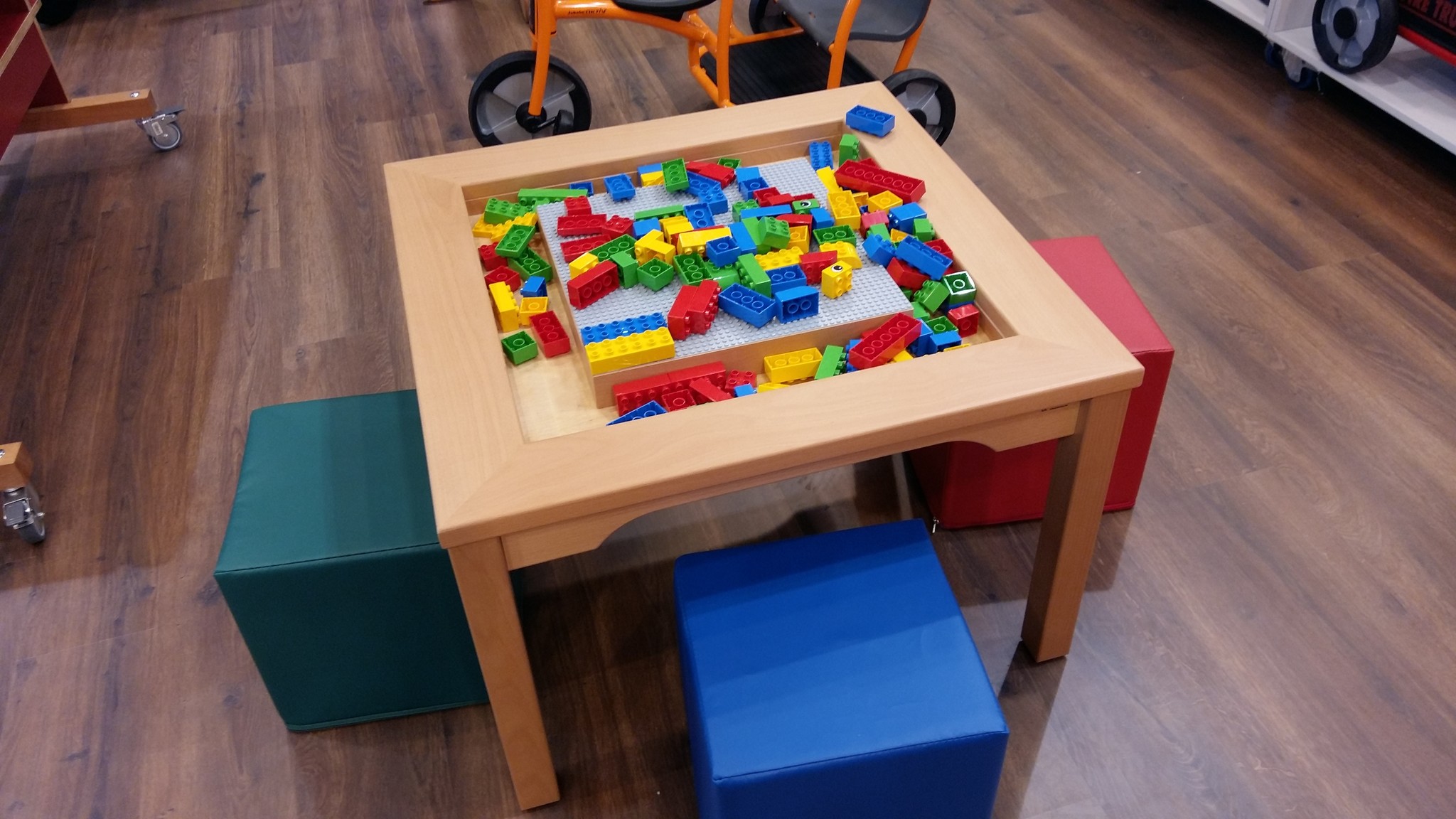 LEGO DUPLO Tisch mit 4 Stühlen und 144 DUPLO Bausteinen - Spieltischshop