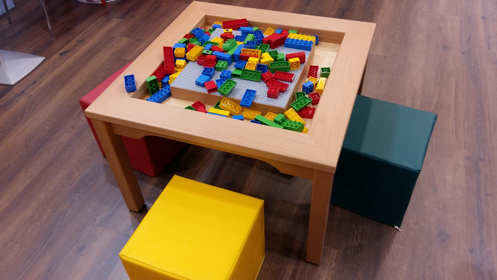 LEGO DUPLO Tisch mit 4 Stühlen und 144 DUPLO Bausteinen - Spieltischshop