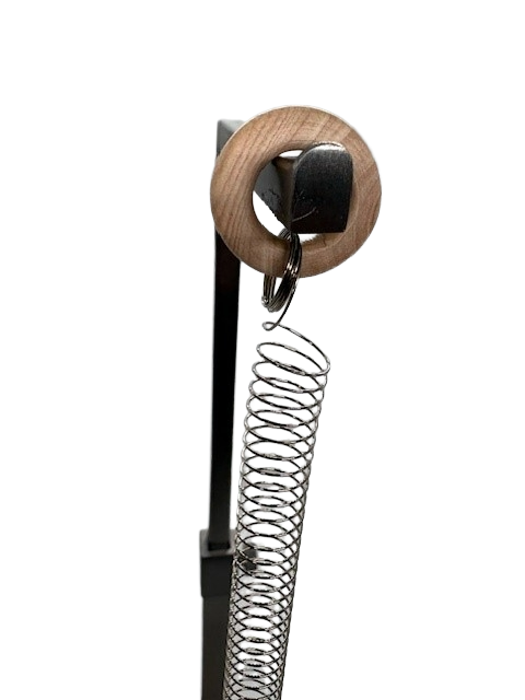 Houten pop Van Gogh met veer