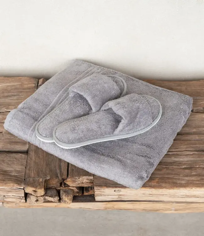 grijs saunapakket met saunadoek en badstof slippers