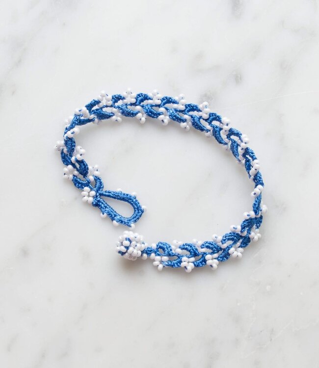 gehaakt armbandje - handgemaakt - Twigs blauw & witte kraaltjes