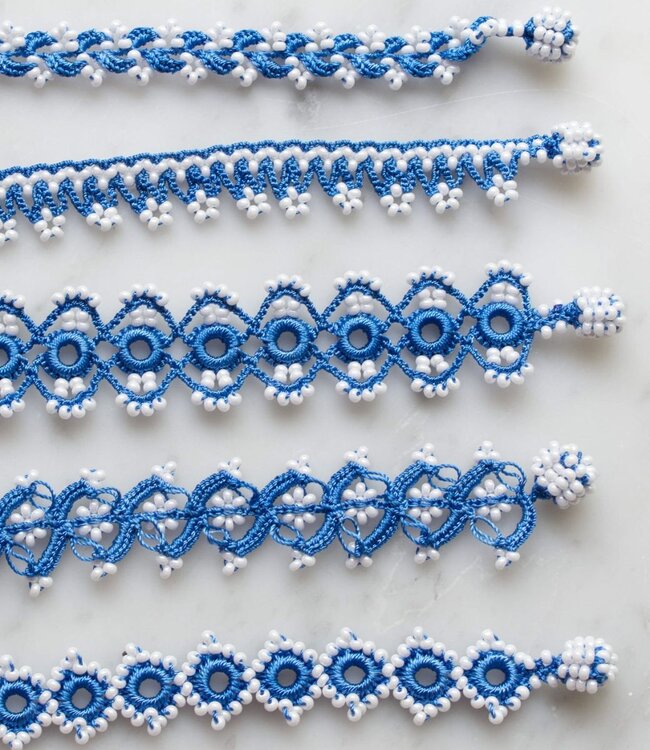 gehaakt armbandje - handgemaakt - Twigs blauw & witte kraaltjes