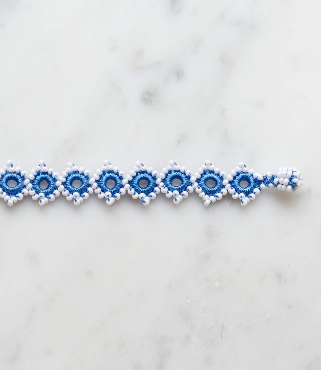 gehaakt armbandje - Daisy - blauw & witte kraaltjes