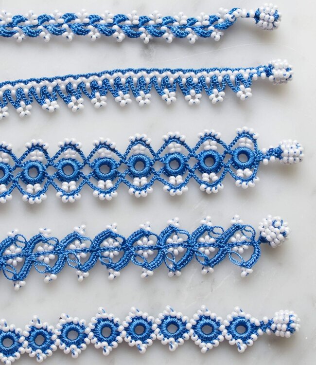 gehaakt armbandje - Daisy - blauw & witte kraaltjes