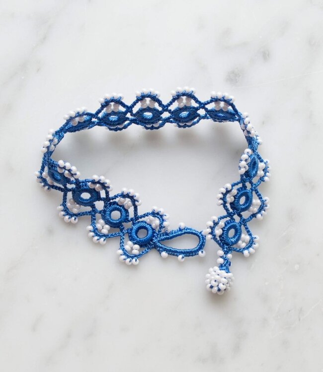 gehaakt armbandje - Marguerite - blauw & witte kraaltjes