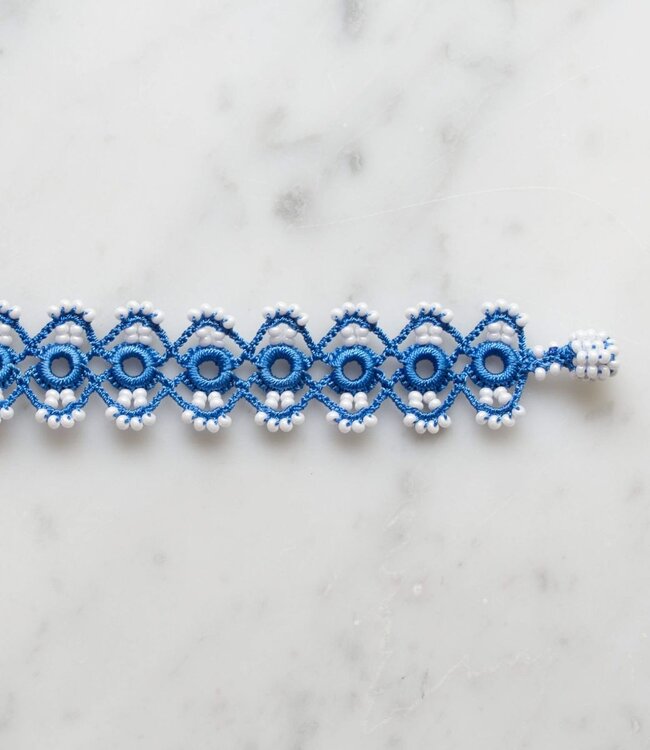 gehaakt armbandje - Marguerite - blauw & witte kraaltjes