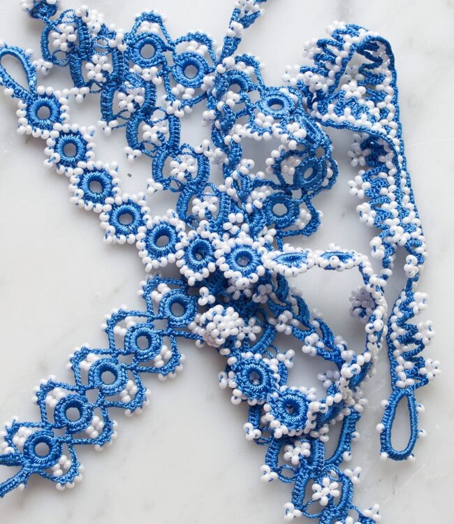 gehaakt armbandje - Marguerite - blauw & witte kraaltjes