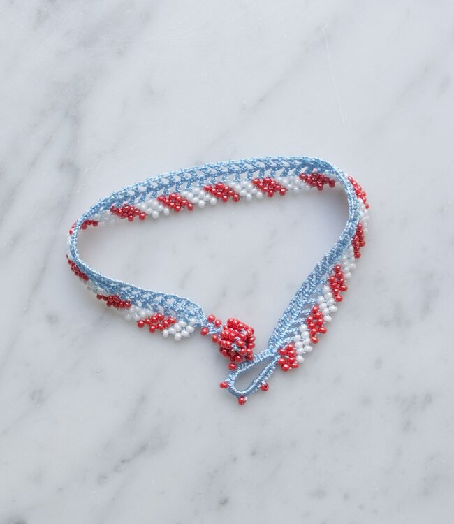 Boho kant armbandje – handgemaakt - Stripes lichtblauw & koraalrode kraaltjes