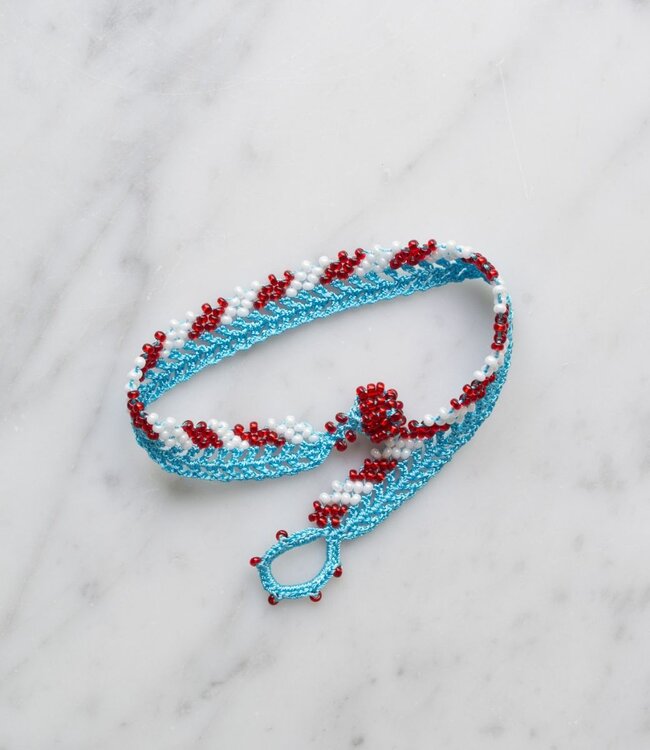 Boho kant armbandje – handgemaakt - Stripes lichtblauw & rode kraaltjes