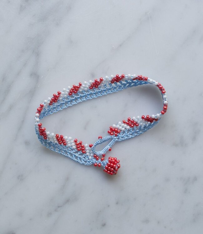 Boho kant armbandje – handgemaakt - Stripes lichtblauw & koraalrode kraaltjes