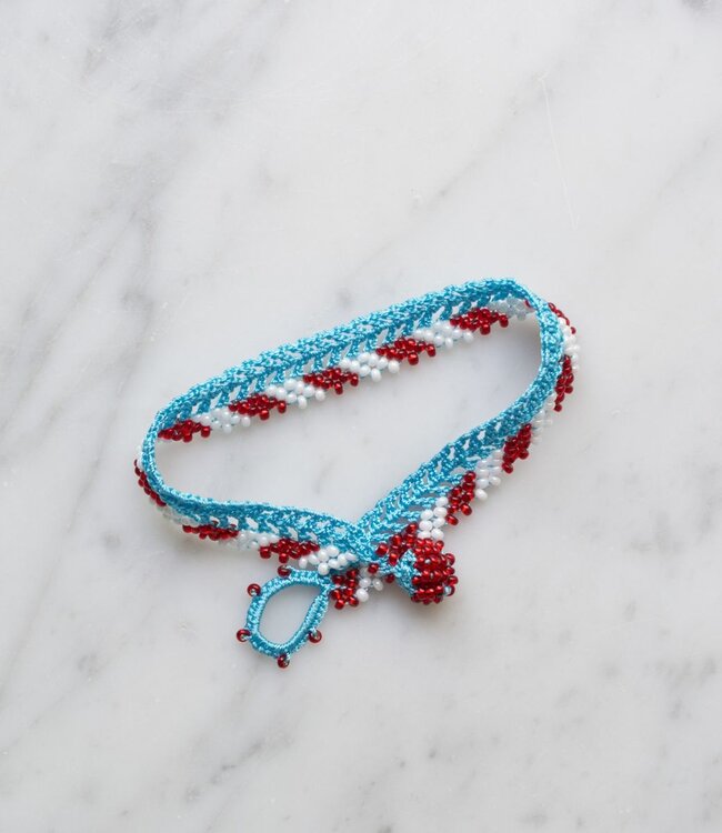 Boho kant armbandje – handgemaakt - Stripes lichtblauw & rode kraaltjes